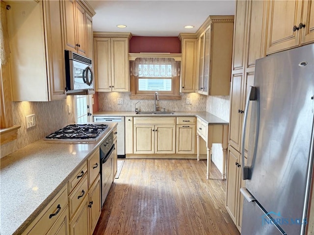 932 N Grove St, Bowling Green, OH 43402 - kitchen with stainless steel appliances, a sink, light wood-style flooring, decorative backsplash, and recessed lighting