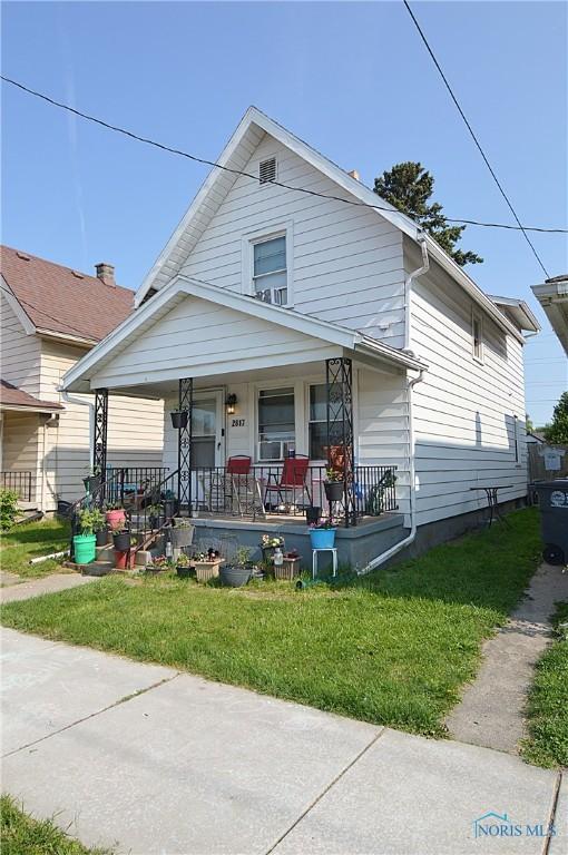 2617 York St, Toledo, OH 43605 - view of front of house with a porch and a front lawn