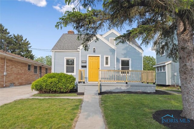1006 Brookley Blvd, Toledo, OH 43607 - view of front facade featuring a front yard, a chimney, roof with shingles, and a porch