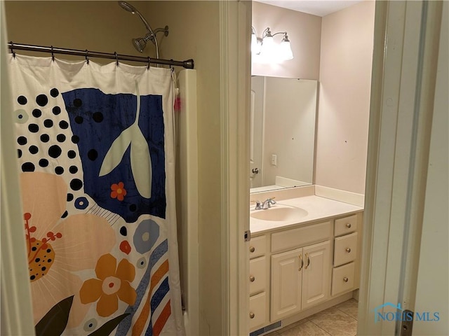 8828 Cedar Bend Rd, Sylvania, OH 43560 - full bath featuring vanity and curtained shower