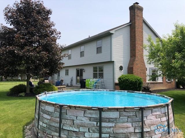 415 W Jamestown Ave, Tiffin, OH 44883 - swimming pool with a lawn