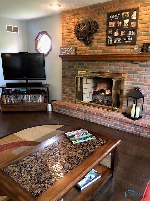 415 W Jamestown Ave, Tiffin, OH 44883 - living area featuring wood finished floors and a fireplace