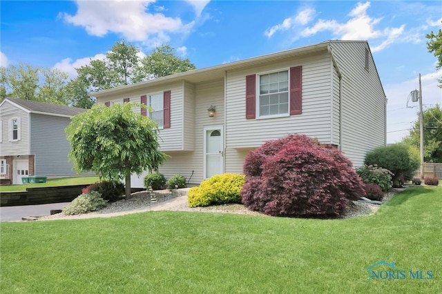 2444 Jamestown Dr, Northwood, OH 43619 - bi-level home featuring a front yard