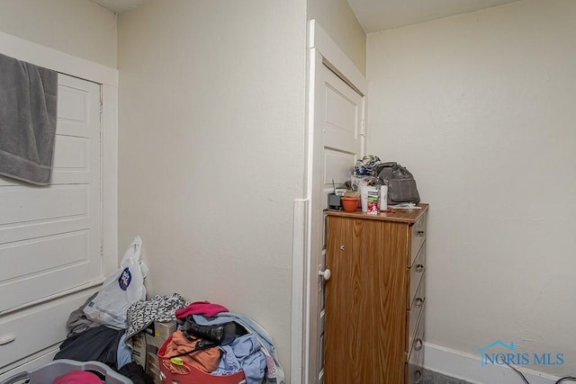 815 Dunwood Ct, Toledo, OH 43609 - detailed view of baseboards