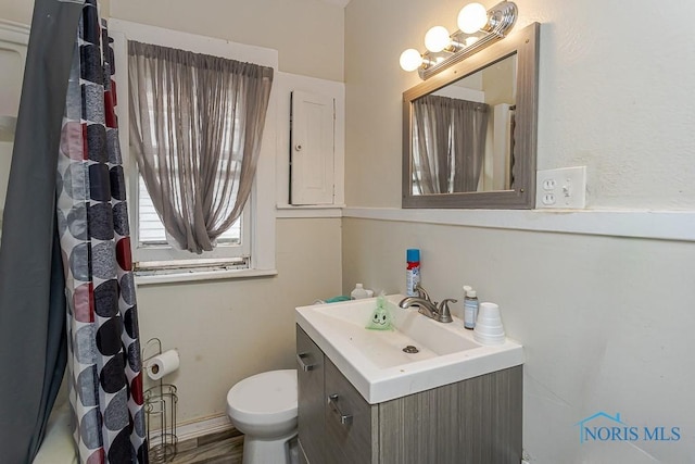 815 Dunwood Ct, Toledo, OH 43609 - bathroom featuring vanity, toilet, a shower with shower curtain, and a chandelier