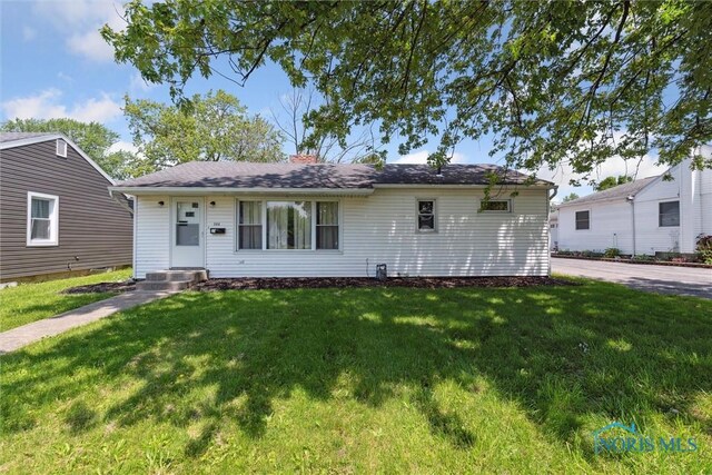 308 Edith Ave, Findlay, OH 45840 - ranch-style house featuring a front yard and a chimney