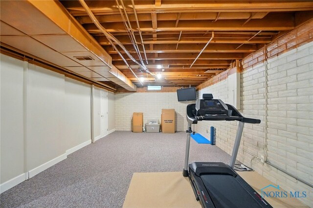 7433 Valhalla Dr, Maumee, OH 43537 - workout room featuring carpet and baseboards