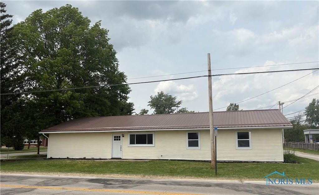 739 Kenwood Ave, Bowling Green, OH 43402 - view of front of property with a front yard and metal roof