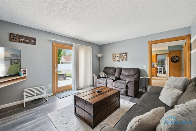 2546 Redfox Dr, Toledo, OH 43611 - living area featuring wood finished floors, a textured ceiling, and baseboards
