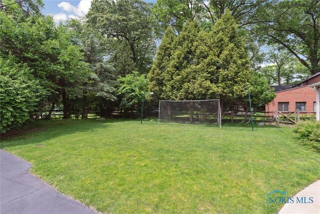2829 Pembroke Rd, Ottawa Hills, OH 43606 - view of yard featuring a sport area
