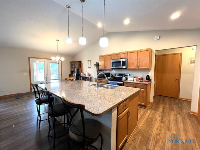 606 Polaris Dr, Upper Sandusky, OH 43351 - kitchen with appliances with stainless steel finishes, a sink, dark wood-type flooring, vaulted ceiling, and baseboards