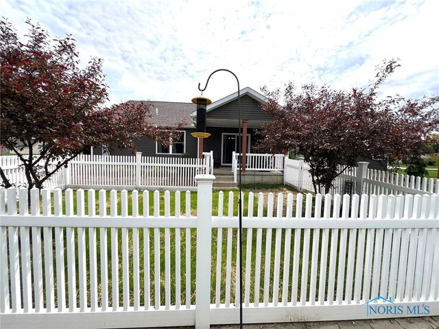 606 Polaris Dr, Upper Sandusky, OH 43351 - view of front of property featuring a fenced front yard