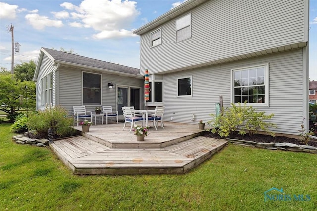 431 Hertford Ct, Maumee, OH 43537 - back of property with a lawn and a deck