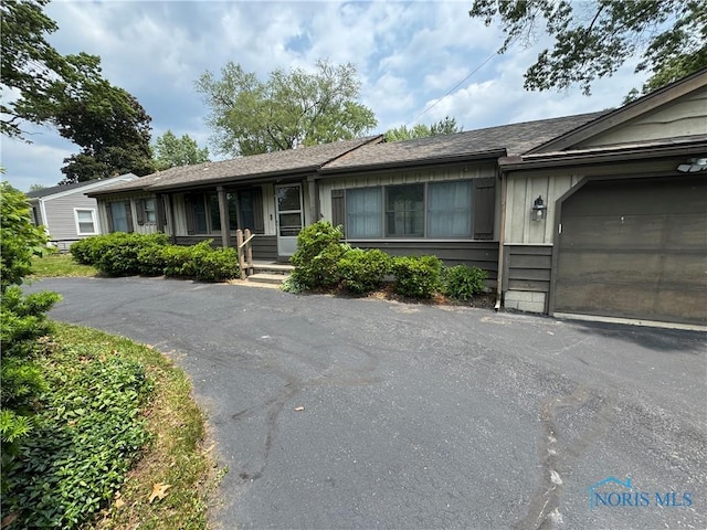 4538 Vineyard Rd, Toledo, OH 43623 - ranch-style home featuring a garage