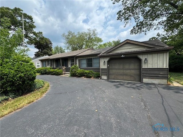 4538 Vineyard Rd, Toledo, OH 43623 - ranch-style house featuring a garage and driveway