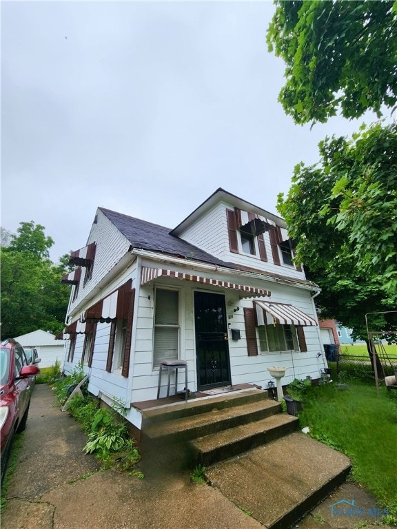 629 Hamilton St, Toledo, OH 43604 - view of front of house with roof with shingles, a front yard, and a porch