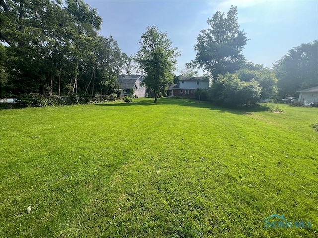 828 Louisiana Ave, Perrysburg, OH 43551 - view of grassy yard