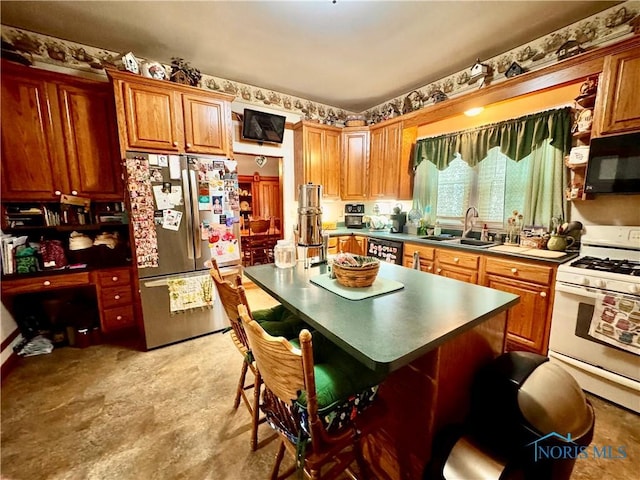118 N Maple St, Hicksville, OH 43526 - kitchen featuring black appliances, a sink, a kitchen bar, a kitchen island, and brown cabinetry