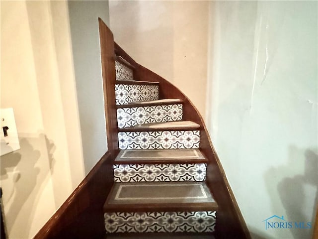 1520 S Clinton St, Defiance, OH 43512 - view of stairway