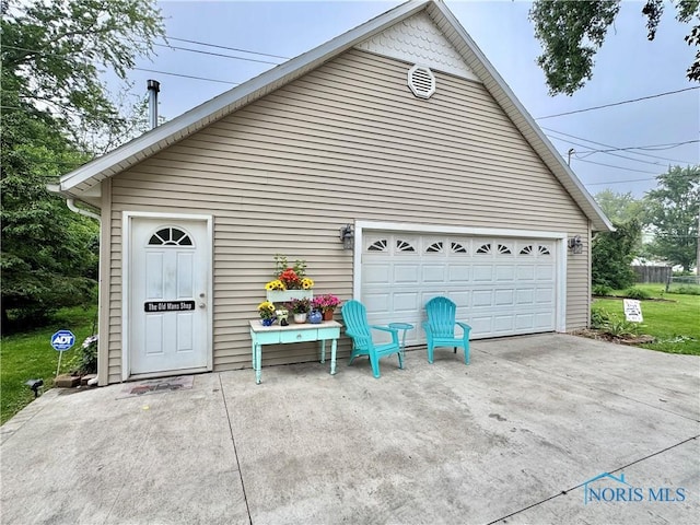 1520 S Clinton St, Defiance, OH 43512 - view of garage