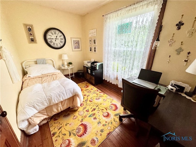 1520 S Clinton St, Defiance, OH 43512 - bedroom featuring wood finished floors and a desk