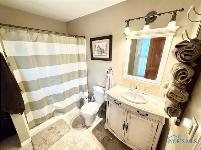 1520 S Clinton St, Defiance, OH 43512 - full bath with vanity, toilet, and curtained shower
