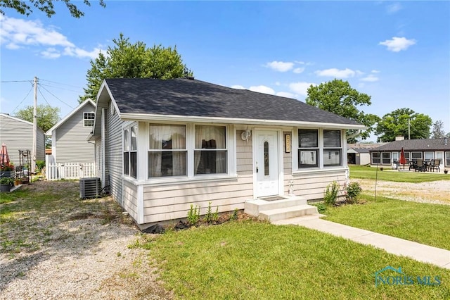 254 N Worthy St, Marblehead, OH 43440 - bungalow-style house featuring a front yard and a shingled roof