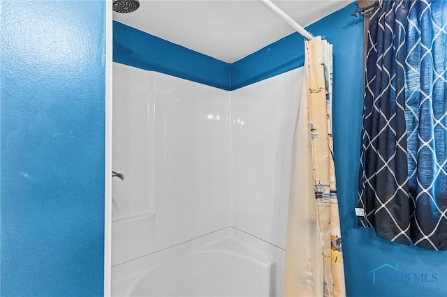 254 N Worthy St, Marblehead, OH 43440 - full bath featuring shower / tub combo with curtain