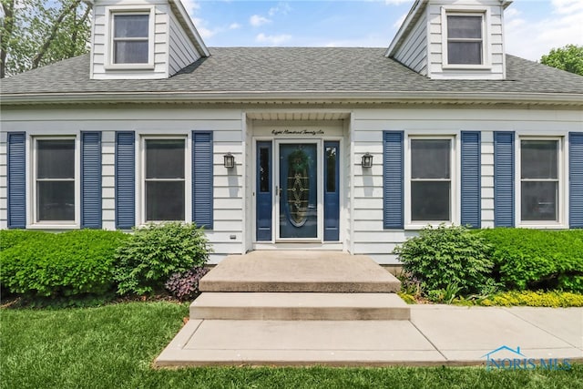 826 Touraine Ave, Bowling Green, OH 43402 - entrance to property with a shingled roof and a lawn