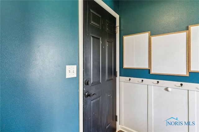 1209 Apache Dr, Wauseon, OH 43567 - entryway with a textured wall