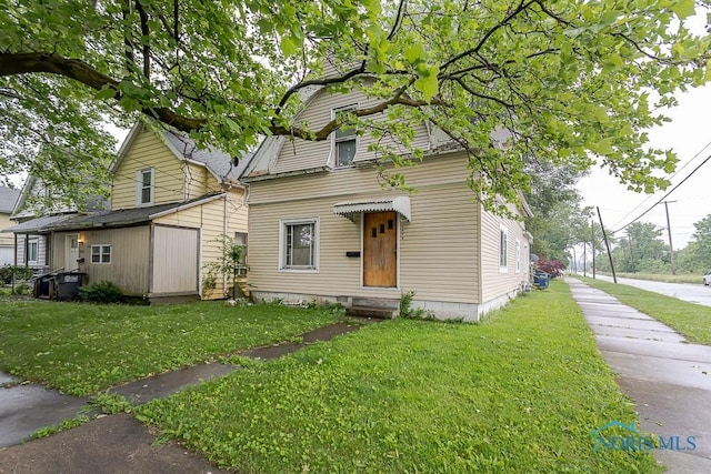 2602 Fremont St, Toledo, OH 43605 - view of front of house featuring a front yard