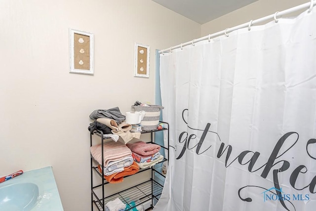635 Plymouth St, Toledo, OH 43605 - bathroom with curtained shower and vanity