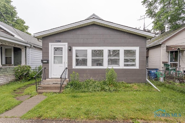 635 Plymouth St, Toledo, OH 43605 - view of front facade with a front yard
