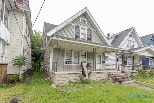 1215 Starr Ave, Toledo, OH 43605 - view of front facade with a porch and a front yard
