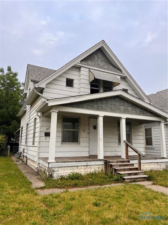 527 E Weber, Toledo, OH 43608 - view of front of property featuring a porch, a front yard, and roof with shingles