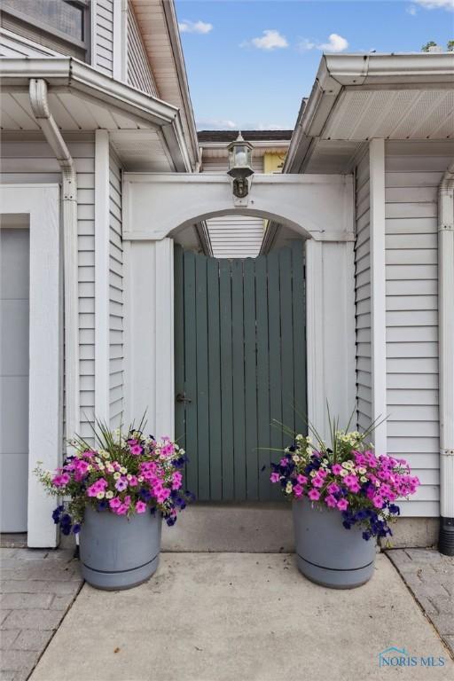 2543 Broadway St Unit 2543, Toledo, OH 43609 - doorway to property featuring a gate