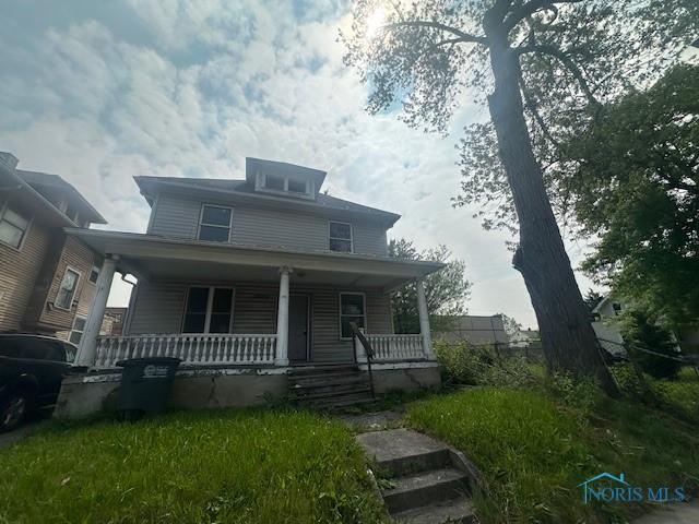 831 Oak St, Toledo, OH 43605 - american foursquare style home with covered porch