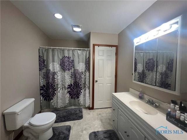 2546 State Route 66, Cloverdale, OH 45827 - full bathroom featuring vanity, toilet, a shower with curtain, and recessed lighting
