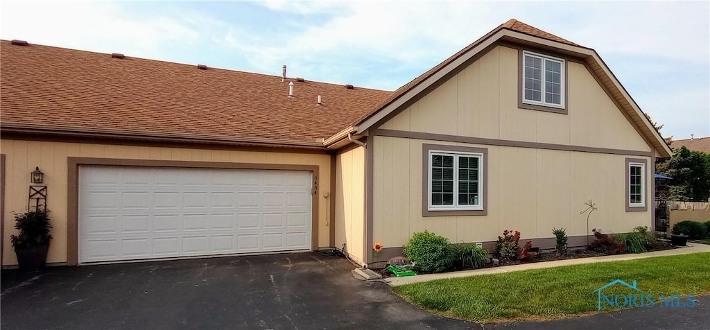 1454 Turnbury Ln, Perrysburg, OH 43551 - view of front of property with driveway, roof with shingles, an attached garage, and a front yard
