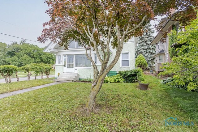 2740 Robinwood Ave, Toledo, OH 43610 - view of front of property with a front yard, stucco siding, and entry steps
