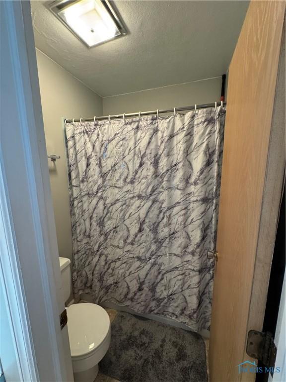 534 S Butternut St, Deshler, OH 43516 - full bath featuring a textured ceiling and curtained shower