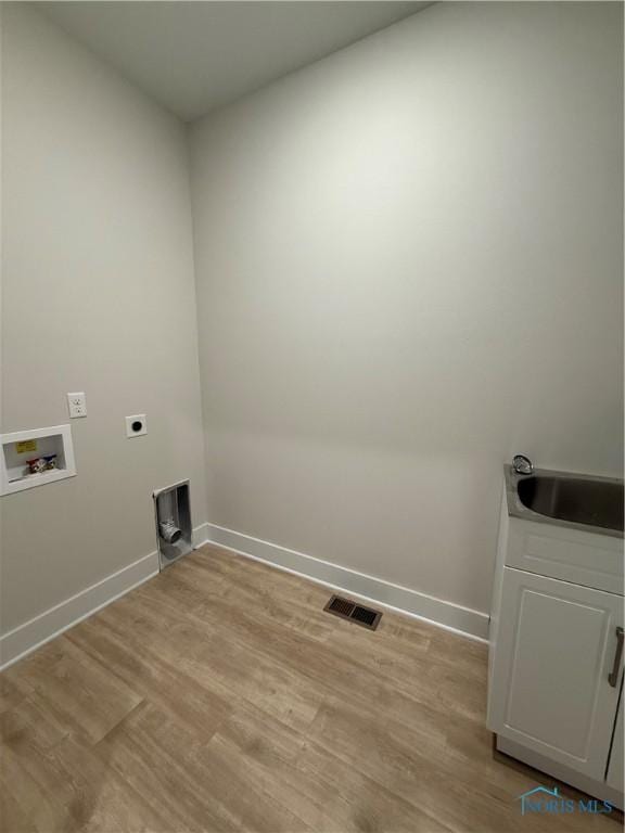 670 Rdg Lake Ct, Perrysburg, OH 43551 - laundry room featuring hookup for a washing machine, hookup for an electric dryer, baseboards, and light wood-type flooring