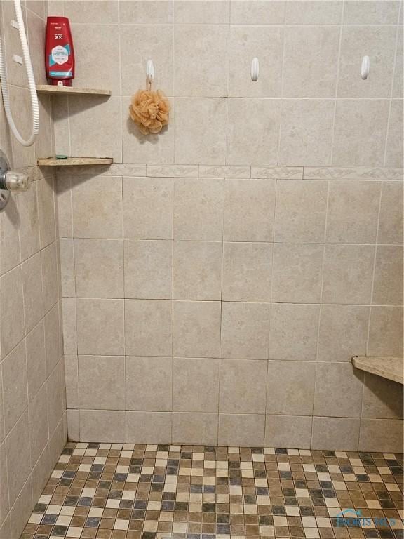 110 Harbor Point Rd, Rossford, OH 43460 - full bathroom with tiled shower