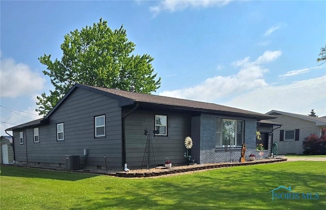 1154 Lagrange St, Napoleon, OH 43545 - view of front of property featuring a front lawn and cooling unit