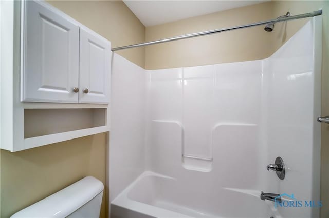 8971 N Park Lake Cir, Sylvania, OH 43560 - full bathroom featuring  shower combination