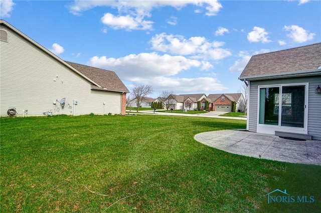 8971 N Park Lake Cir, Sylvania, OH 43560 - view of grassy yard featuring a residential view