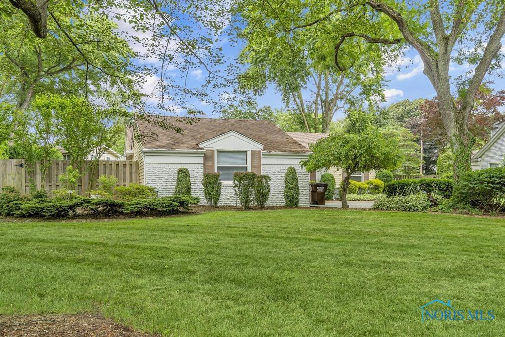 4430 Nantuckett Dr, Toledo, OH 43623 - view of front of home featuring a shingled roof