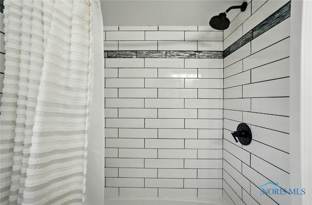 3118 Keemont Dr, Toledo, OH 43613 - bathroom featuring a tile shower