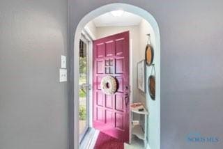 3643 Kershaw Ave, Toledo, OH 43613 - entryway with arched walkways