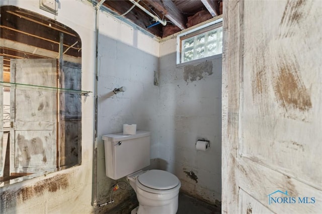 3643 Kershaw Ave, Toledo, OH 43613 - bathroom featuring toilet and a tub to relax in